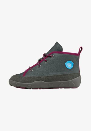 Grau lederne und filzige Stiefelette in mittelhoher Form mit einem pinken Akzent um den Schaft und die Schnürsenkel, einer strukturierten Gummisohle und einem blauen Logo-Detail.