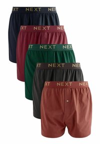 Fünf Paar Baumwoll-Boxershorts in Marineblau, Burgunderrot, Grün, Schwarz und Rostfarbe, mit einem goldenen "NEXT"-Bund und einem Knopfdetail.