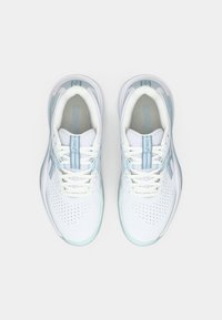 Hvite sporty sko med lyseblå detaljer, mesh-overdel, perforeringer for pusteevne og polstret krage for komfort.