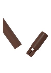 Brun plastprodukt med en cylindrisk tub och ett lock med en springa. Slät yta och matt finish med en subtil glans.