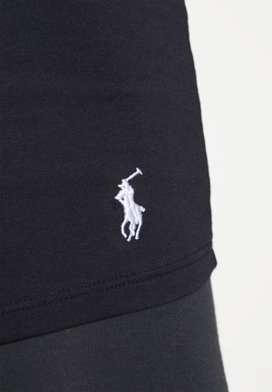 Tricou din bumbac negru cu un logo brodat alb al unui jucător de polo în poziție verticală pe partea din față jos. Textură netedă, croială clasică.