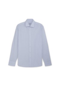 Chemise à manches longues bleu clair avec de fines rayures verticales bleu foncé et des boutons blancs, posée à plat sur un fond blanc.