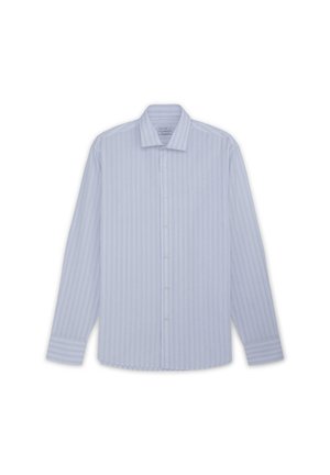 Himmelblaues langärmliges Hemd mit dünnen vertikalen dunkelblauen Streifen und weißen Knöpfen, flach auf einem weißen Hintergrund ausgelegt.