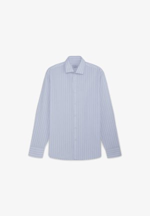 Himmelblaues langärmliges Hemd mit dünnen vertikalen dunkelblauen Streifen und weißen Knöpfen, flach auf einem weißen Hintergrund ausgelegt.
