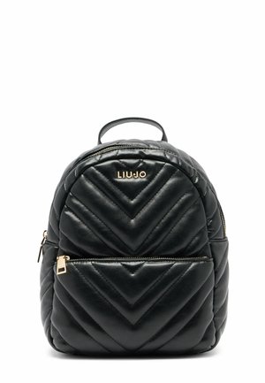 Schwarzer gesteppter Rucksack mit Zickzackmuster, goldenen Beschlägen, vorderer Reißverschlusstasche und obigem Griff. Das Hauptfach hat einen Reißverschluss.