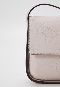 Guess KEANDRA CROSSBODY FLAP - Cross body bag - stone