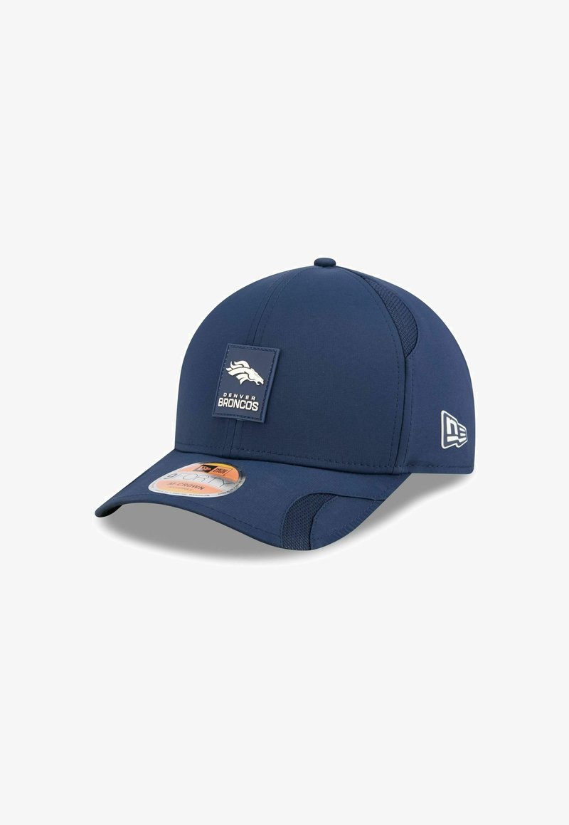 Casquette de baseball bleu marine avec un design structuré, arborant un écusson du logo des Denver Broncos à l'avant et des accents en maille sur les côtés.