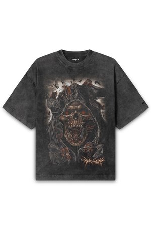 Svart oversized t-shirt i bomull med en detaljerad dödskalle grafik med eldsprutande ögon, omgiven av mörka figurer och spindelmönster.
