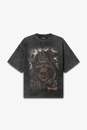 T-shirt noire en coton oversize avec un graphisme détaillé de crâne aux yeux enflammés, entouré de figures sombres et de motifs d'araignées.