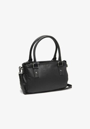 Bolso de mano de cuero negro con dos asas, una parte superior con cremallera y una correa para el hombro desmontable. Presenta un branding sutil y acentos metálicos.