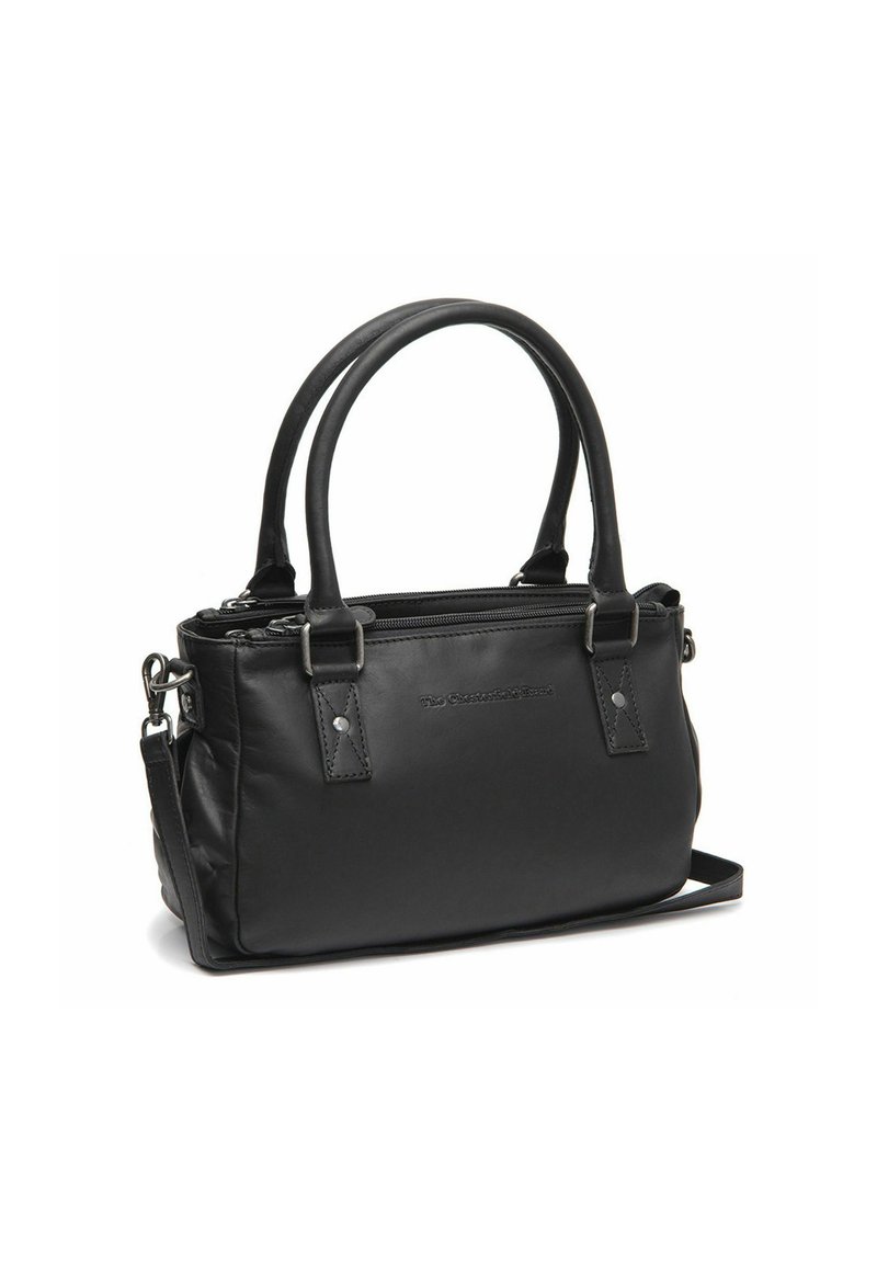 Zwarte lederen handtas met dubbele handgrepen, een ritsopening aan de bovenkant en een afneembare schouderriem. Voorzien van subtiele branding en metalen accenten.