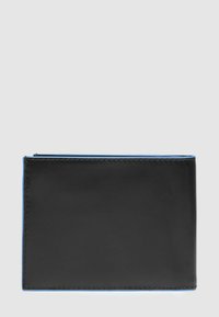 Schwarzes Lederportemonnaie mit blauer Akzentnaht. Das Design ist bi-fold mit glatter Textur und klaren, minimalistischen Linien.