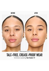 Foto de antes y después que muestra piel sin retoques. Presenta un tono de piel desigual a la izquierda; acabado más suave y uniforme a la derecha. Aros de oro visibles.