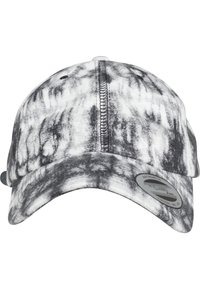 Căciulă de baseball cu model tie-dye alb-negru, material moale, vizieră curbată, detalii brodate pe centru și patch cu brand pe lateral.