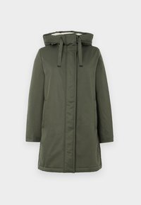 Manteau long vert olive avec une capuche, fermeture éclair, deux poches latérales et une doublure intérieure douce. Le matériau semble résistant à l'eau et lisse.