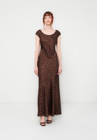 Maxi šaty s leopardím vzorom v odtieňoch hnedej, s okrúhlym výstrihom a krátkymi rukávmi, vyrobené z hladkej, elastickej tkaniny.