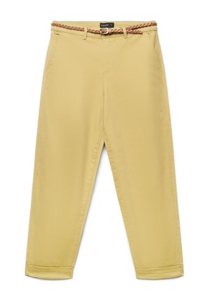 Pantaloni beige a vita alta con tasche frontali, orli piegati e una sottile cintura marrone intrecciata in vita.