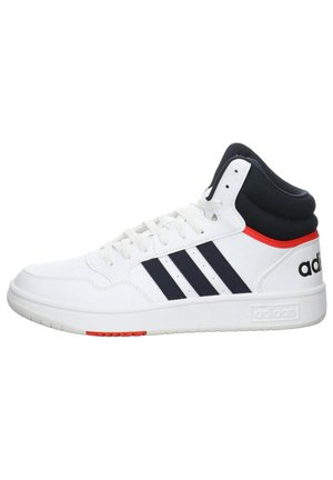 Sneaker alte bianche con accenti neri e rossi, caratterizzate da tre strisce nere, materiale testurizzato e una collare alla caviglia imbottito.