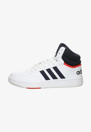 Weiße hohe Sneakers mit schwarzen und roten Akzenten, ausgestattet mit drei schwarzen Streifen, strukturiertem Material und einem gepolsterten Knöchelkragen.