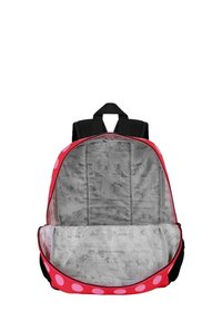 Mochila roja con lunares blancos y asas negras. El interior tiene un diseño de impresión de cómic en gris. Apertura con cremallera en la parte superior.