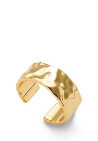 Anillo de pulsera de metal en tono dorado con textura martillada y acabado suave, que presenta un diseño abierto y bordes curvados.