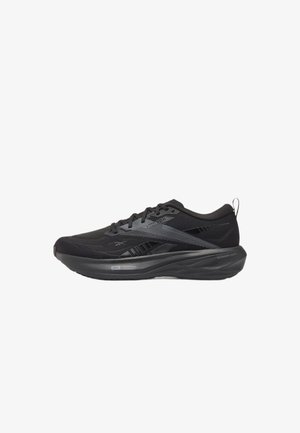 Zwarte Reebok hardloopschoen met dikke gevoerde zool, mesh bovenwerk, veterluiting en merkdetails aan de zijkant op een witte achtergrond.