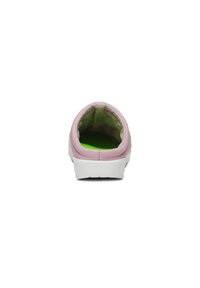 Scarpa slip-on rosa con colletto imbottito, suola bianca e soletta verde. L'interno presenta una fodera in tessuto testurizzato.