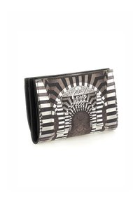 Portafoglio in bianco e nero con arco e motivo a strisce, caratterizzato da un lucido logo "Gab" sulla parte anteriore. Realizzato in materiale testurizzato con design pieghevole.