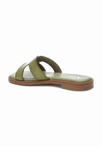 Chanclas de color verde oliva con correas cruzadas, suela plana en tono marrón y plantilla texturizada. El material parece suave, con detalles de diseño minimalistas.