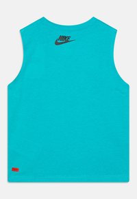 Cămașă fără mâneci de culoare turquoise, confecționată din bumbac moale, având un logo negru Nike pe spate și o etichetă roșie la tiv.