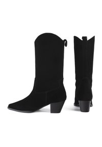 Mustat mokkapintaiset cowboy-kengät, joissa on kärjellinen nuppi, hieman korotettu korko ja korkea varsi, jossa on kaareva yläosa ja takana vetonauha.