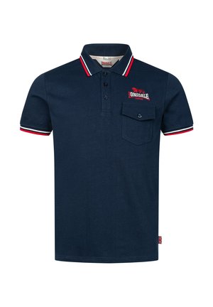Marineblaues Poloshirt mit rot-weiß gestreiftem Kragen, Drei-Knopf-Leiste, Brusttasche und gesticktem Logo auf der linken Seite.