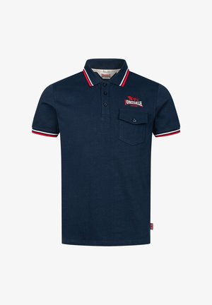 Tumesinise polo-särk, millel on punase ja valge triibuga krae, kolmnupuline esitükk, rinnakott ning brodeeritud logo vasakul pool.