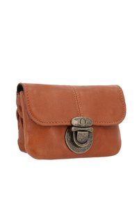 Smeđa kožna torbica s poklopcem i brončanim kopčanjem. Ima vidljive šavove i glatku teksturu, kompaktni pravokutni oblik.