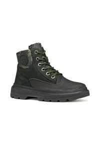 Botas de tobillo negras y verdes con acentos de camuflaje, parte superior de cuero y textil, seis ojales de metal y una suela de goma gruesa.