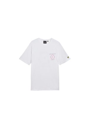 T-shirt en coton blanc à manches courtes, avec un graphique rose sur le côté gauche de la poitrine et un petit accent de papillon jaune sur la manche.