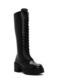 Botas de cuero negras hasta la rodilla con un tacón grueso, presentan un frente con cordones y una parte superior texturizada. Suela gruesa con un patrón de tracción.