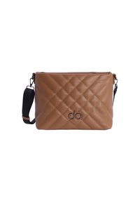 Bandolera de cuero marrón acolchado con una correa de tela negra y detalle de logo. Forma rectangular con una textura suave y brillante.