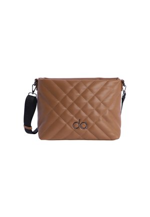 Bandolera de cuero marrón acolchado con una correa de tela negra y detalle de logo. Forma rectangular con una textura suave y brillante.