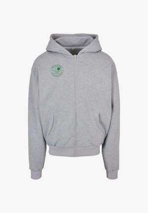 Szara bluza z kapturem zapinana na zamek, wykonana z miękkiego materiału, z okrągłym zielonym logo na lewej piersi oraz dwiema przednimi kieszeniami. Ribkowane mankiety i dół.