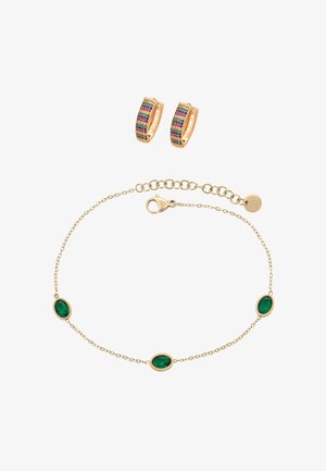 Gouden armband met drie groene ovale edelstenen en een gouden sluiting, gecombineerd met gouden oorringen met rijen van veelkleurige stenen.