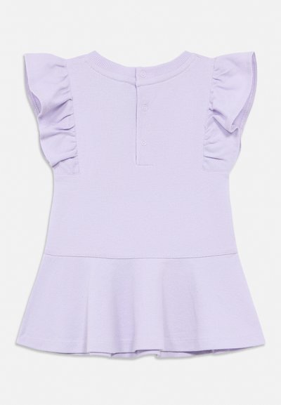 Φόρεμα για νήπιο σε ανοιχτό μωβ χρώμα, με κοντά μανίκια με βολάν, φαρδιά στρίφωμα και τρία κουμπώματα με τρουκ στο πίσω μέρος του λαιμού.