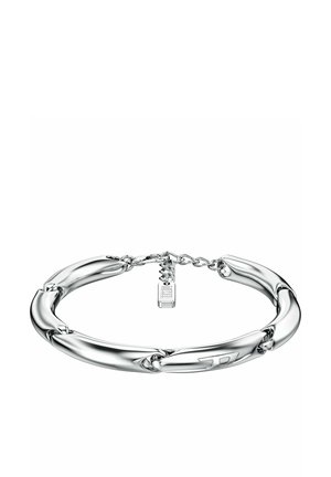 Silbernes Gliederarmband mit gebogenen, polierten Segmenten und einem kleinen rechteckigen Anhänger nahe dem verstellbaren Verschluss.