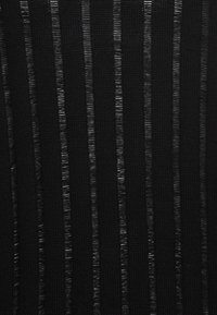 Schwarzer Strickstoff mit vertikaler Rippstruktur; verfügt über dünne, glänzende Streifen, die für einen Kontrast sorgen. Weiches und elastisches Material.