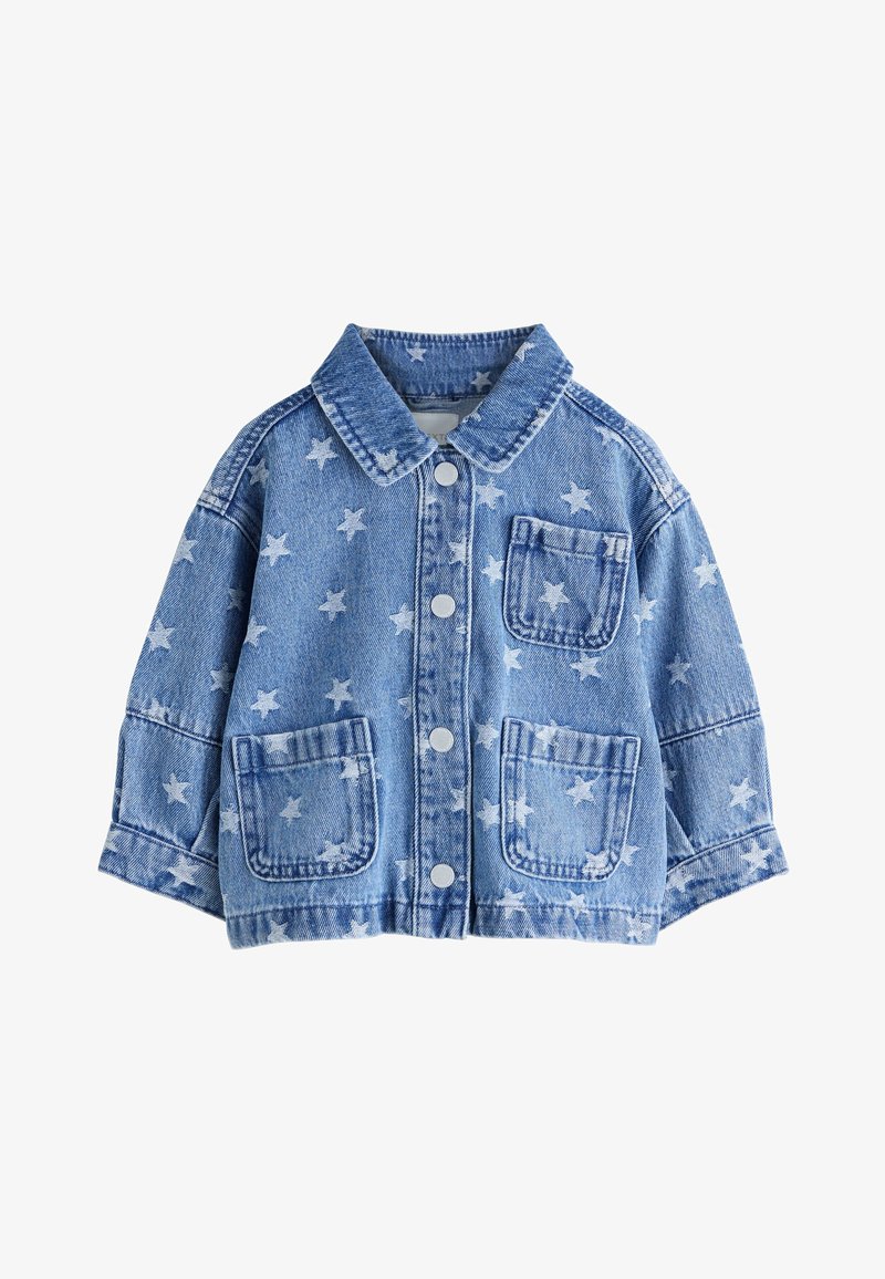 Veste en jean bleu avec motifs d’étoiles blanches, boutons sur le devant, col et trois poches plaquées, deux en bas et une sur la poitrine.