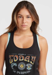 Schwarzes Tanktop mit dem Aufdruck "Heute ist perfekt". Merkmale farbenfrohe Drucke von Wellen, Sonne und Muschel. Überlagert mit hellblauen Trägern. Baumwollmischung.