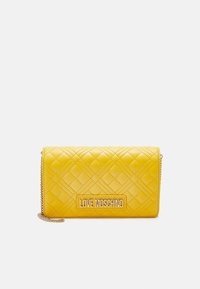 Žlutá prošívaná kabelka na řetízkovém popruhu, se výrazným logem "LOVE MOSCHINO", hladkým povrchem a geometrickým vzorem prošití.