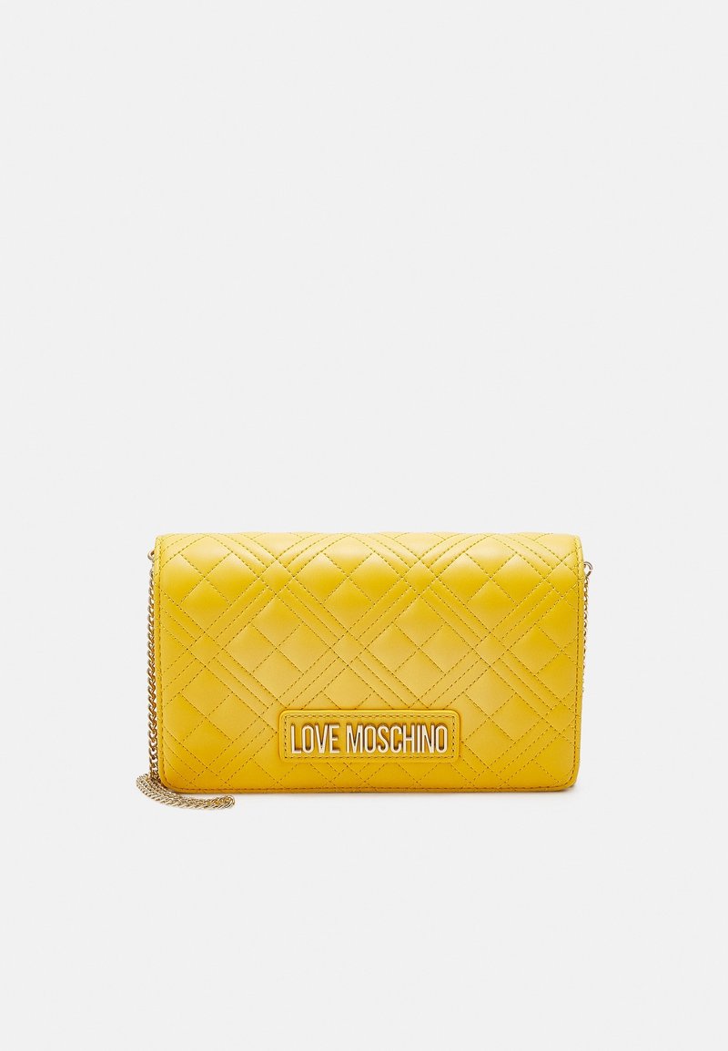 Žlutá prošívaná kabelka na řetízkovém popruhu, se výrazným logem "LOVE MOSCHINO", hladkým povrchem a geometrickým vzorem prošití.