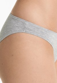 Grijze katoenen bikini ondergoed met een gladde textuur en een elastische tailleband; minimalistisch ontwerp zonder zichtbare patronen of accenten.