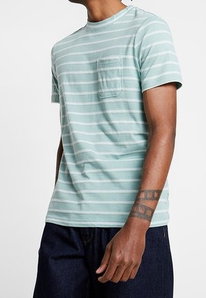 Korte mouw mintgroene gestreepte t-shirt van zachte katoen met een borstzak en een ronde hals, gecombineerd met donkere denim.